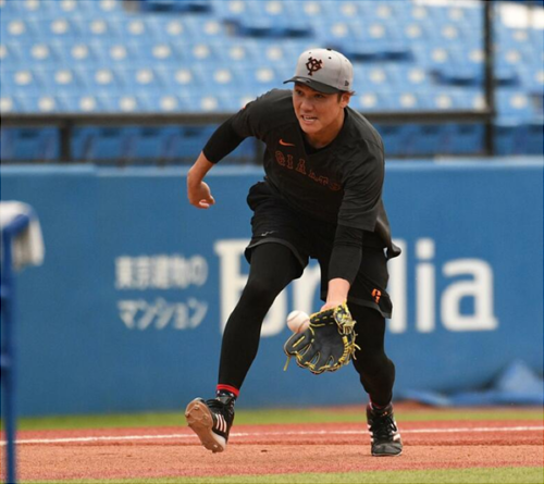 正在接受三垒训练的板本勇人