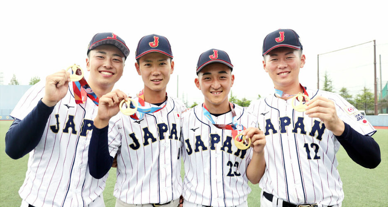 获得U18金牌的选手(左起)仙台育英的高桥煌稀、山田脩也、桥本航河、尾形树人
