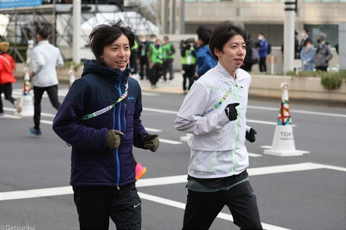 设乐启太(左)和悠太(右)在 2023 年东京马拉松比赛前上传了兄弟照片