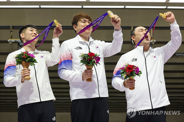 韩国队获得男子10m跑靶混合团体射击金牌