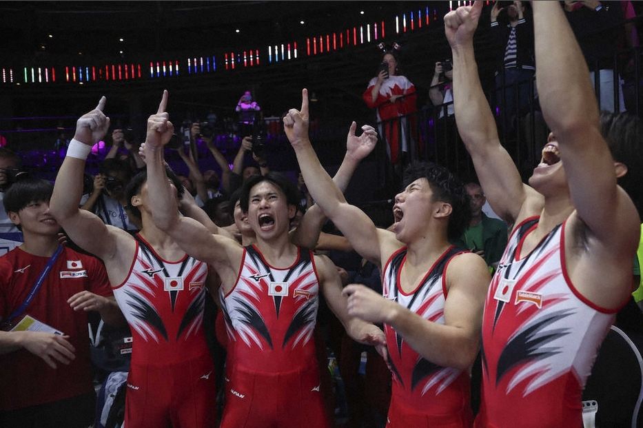 在世界体操锦标赛男子团体全能赛中夺得金牌的日本队（AP）（体育日本新闻社）