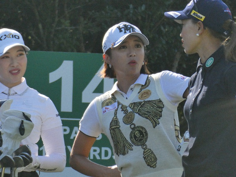 在兵库县比赛上李宝美与小祝选手(左)、上田桃子(右)聊天时的俏皮表情