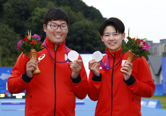 在杭州亚运的混合反曲弓赛上获得银牌的古川高晴(左)和野田纱月(右)