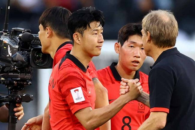 孙兴慜亚洲盃首场比赛获胜后与克林斯曼教练握手