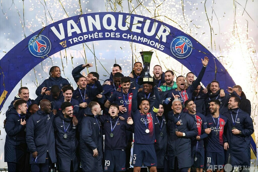 巴黎圣日耳曼赢得法国超级盃冠军，球员们庆祝胜利
