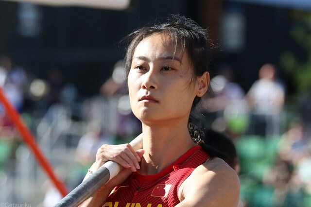 李玲以4米51获得女子撑竿跳冠军