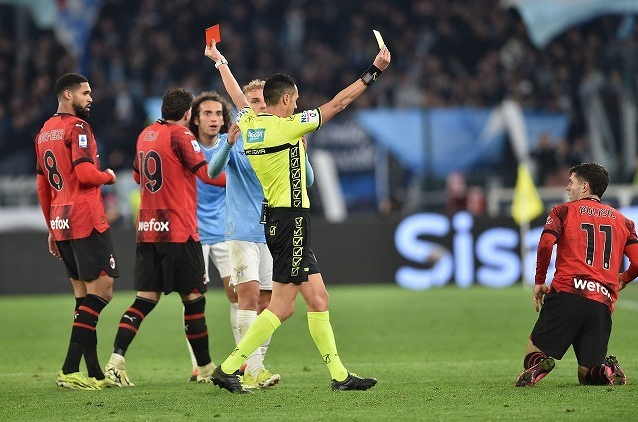 在拉齐奥对AC米兰的比赛中，裁判迪贝洛发放了大量的红牌。（C）Getty Images