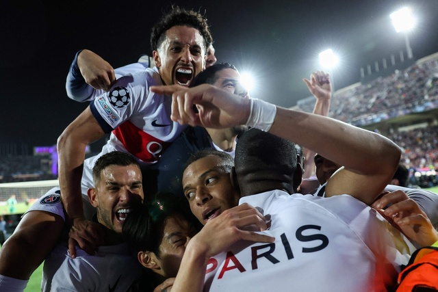 欧冠八强赛第二回合_ 基利安·姆巴佩(中)和巴黎圣日耳曼球员庆祝他们的第四个进球