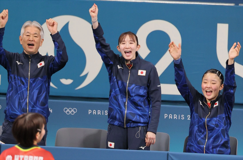 早田希娜(中)在半决赛第三场对阵德国队的比赛中庆祝