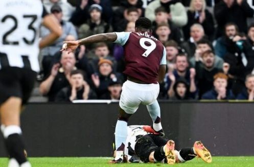 对纽卡斯尔联的比赛中被罚下的杜兰 [照片]＝Getty Images（SOCCER KING）