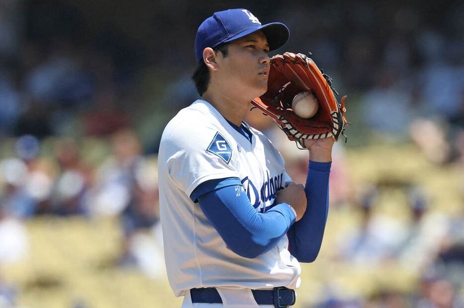 在投手丘上露出苦笑的大谷翔平（路透社）