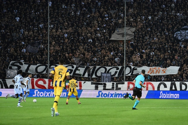 在欧联对阵臺拉维夫马卡比的比赛中，PAOK球迷举着「停止种族灭绝」的横幅