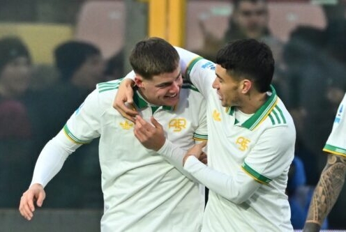 祝贺法格森（左）的苏勒（右）［照片］＝GettyImages（SOCCERKING）