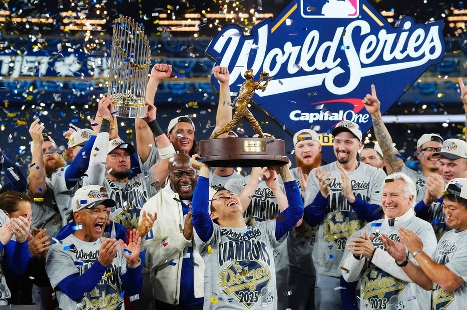 在金色纸花飞舞中高举冠军奖盃的山本由伸（中），与罗伯茨总教练等道奇球员一同欢庆（美联社）