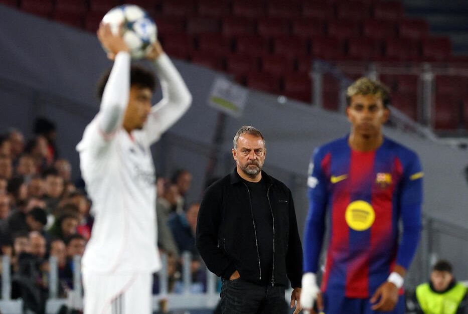 注视战局的巴塞罗那主帅弗利克（路透）