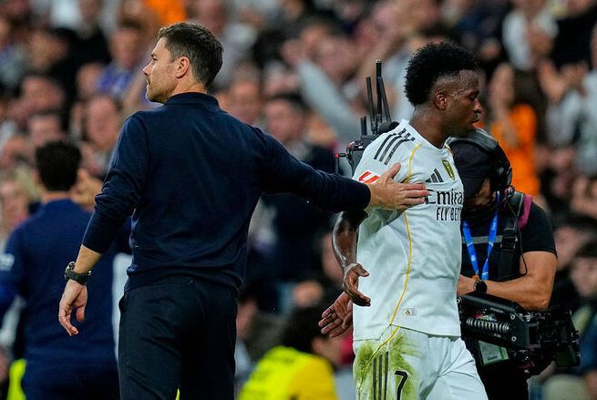 公然反旗相向的维尼修斯（右），对象是前主帅哈维·阿隆索。（©Getty Images）