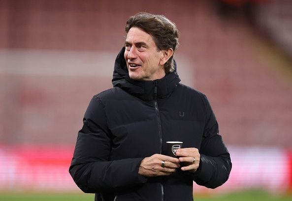 手持印有阿森纳队徽杯子的法兰克主帅（照片／Getty Images）