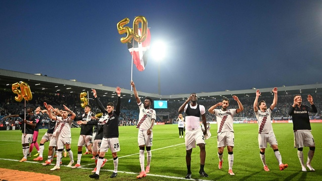 2023-24德甲第33轮_勒沃库森球员庆祝本赛季50场正式比赛不败