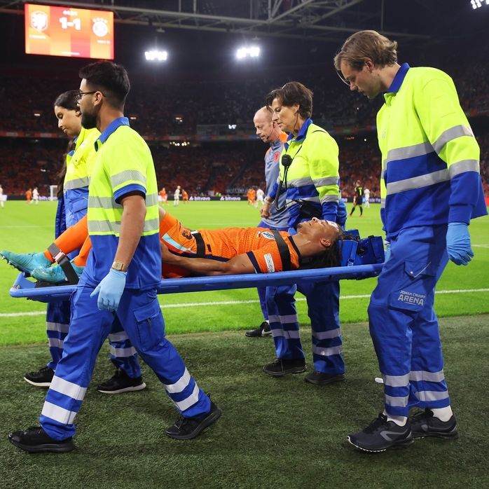 阿克被担架抬走。(C)Getty Images