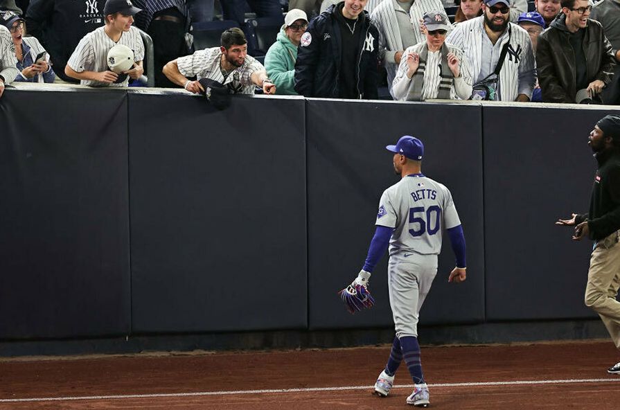 道奇队的穆奇·贝茨对妨碍接球的粉丝表达不满【照片：Getty Images】