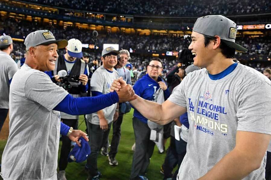 道奇队的大谷翔平（右）与戴夫·罗伯茨总教练【图片：Getty Images】