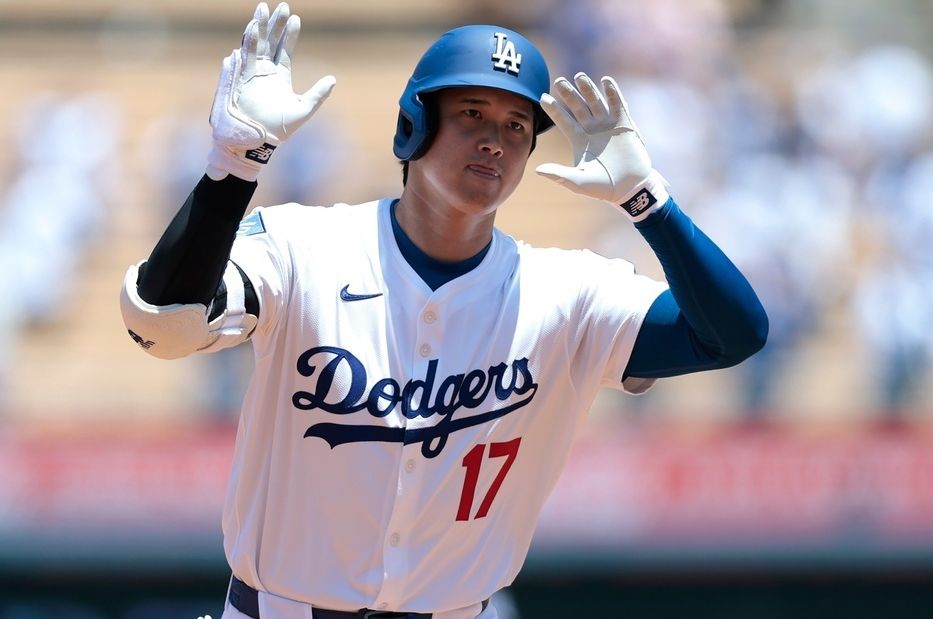 大谷在首局轰出连5战开轰的第37支全垒打，向板凳席挥手致意。(C)Getty Images（THE DIGEST）