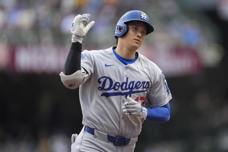 道奇队的大谷翔平从酿酒人先发投手米肖罗斯基手中击出首打席全垒打（美联社）