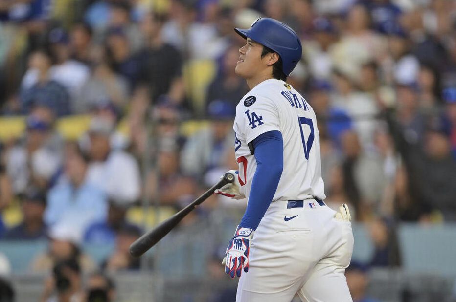 道奇队的大谷翔平在对双城队的比赛中首局就敲出连三场开轰的第35号两分砲（美联社）