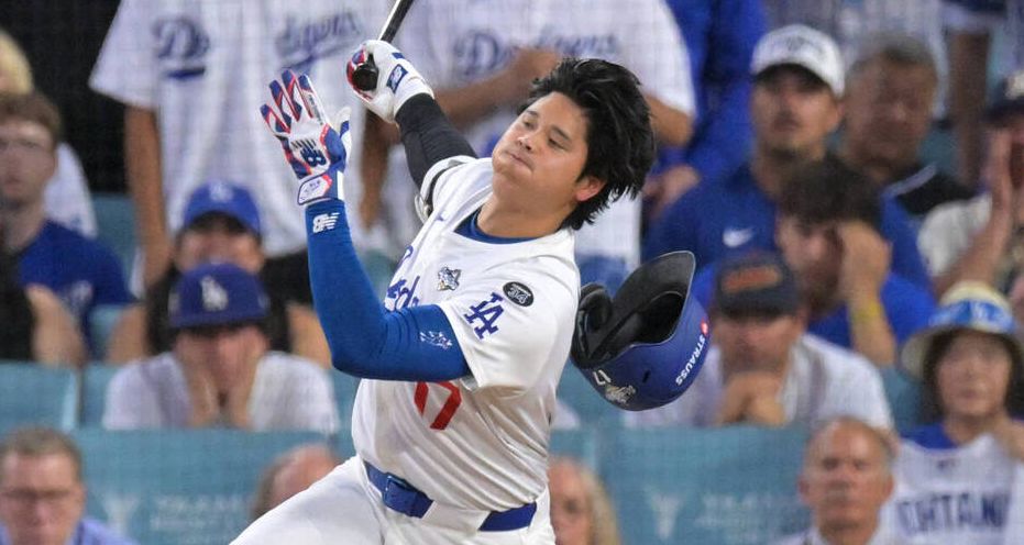 道奇队的大谷翔平在第3局遭到三振后甩落头盔。(路透社)