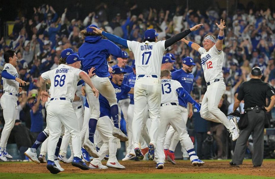 弗里曼击出再见全垒打后,大谷等道奇球员激动庆祝(图片来源:Imagn/路透社/Aflo)