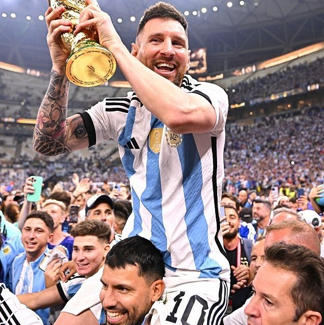 在卡塔尔世界杯夺冠并高举奖杯的梅西。(《Soccer Digest Web》)