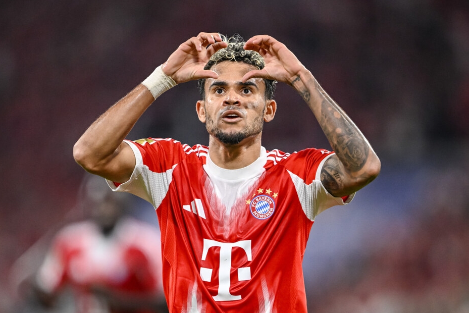 【德甲】惊天神作！拜仁迪亚斯底线「滑铲抢球＋极限角度破门」，德甲官方释出球场视角视频：「本季最佳进球候选者！」【照片：Getty Images】