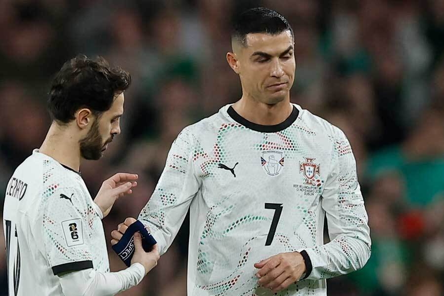 在对爱尔兰比赛中遭到退场处分的C罗【照片：路透社】