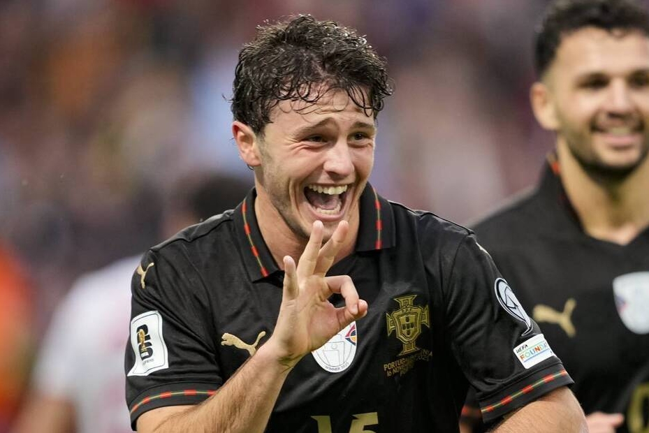 【世预欧洲】新星崛起！若昂·内维斯上演帽子戏法，一记直接自由球世界波震撼全场，葡萄牙狂轰9球强势锁定小组第一【照片：Getty Images】