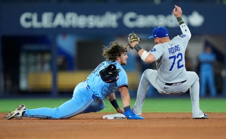 在跑垒时出局的多伦多蓝鸟内野手艾迪生·巴杰【照片：路透社】