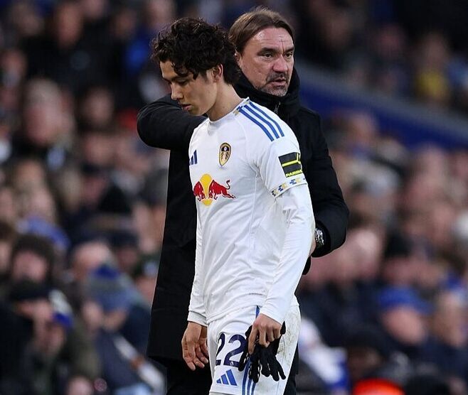 面带不悦神情走向板凳席的田中。(C)Getty Images