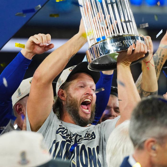 高举冠军奖盃的道奇投手克萧（AP）