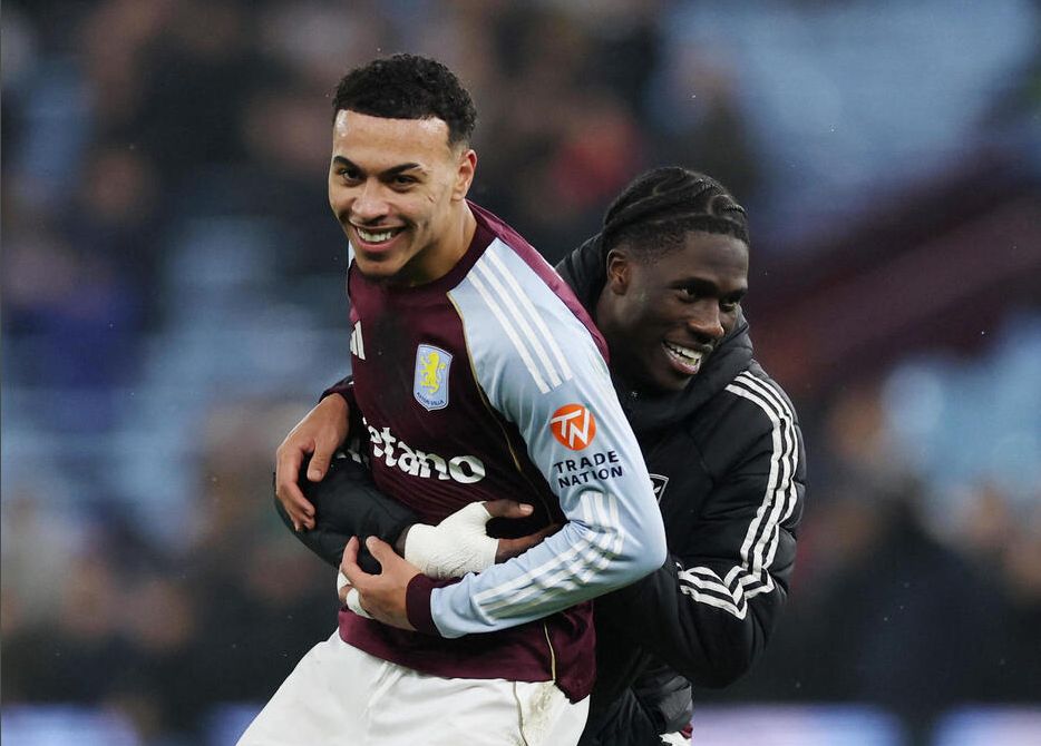 阿斯顿维拉的摩根·罗杰斯（左）与奥纳纳一同庆祝胜利（路透社）（Nikkan Sports News）