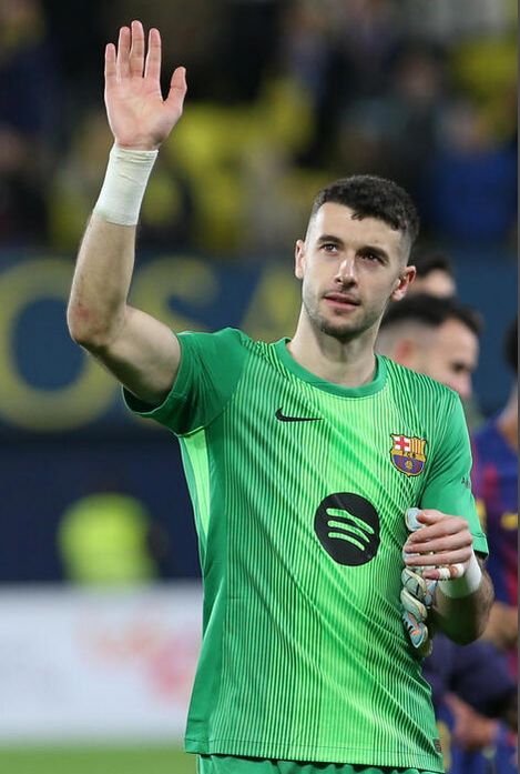 巴塞罗那门将霍安·加西亚向球迷挥手致意（AP）
