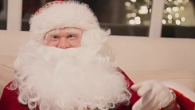 扮成圣诞老人的哈兰德 图片来源：哈兰德官方社群媒体