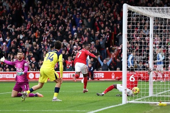 维卡里奥的传球被轻易拦截，最终导致失球【Photo／GettyImages】