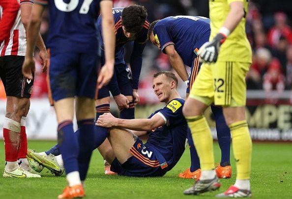 与穆基耶莱猛烈相撞后受伤的伯恩【照片／GettyImages】