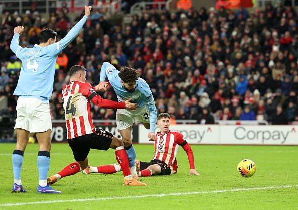曼城的格瓦迪奥尔（中）起脚射门　photo/Getty Images