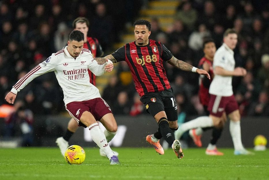 伯恩茅斯的克鲁伊维特（右）盯防阿森纳的马丁内利（AP）