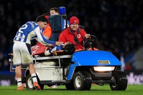 久保在队友的注视下，被担架抬离球场【照片】＝Getty Images
