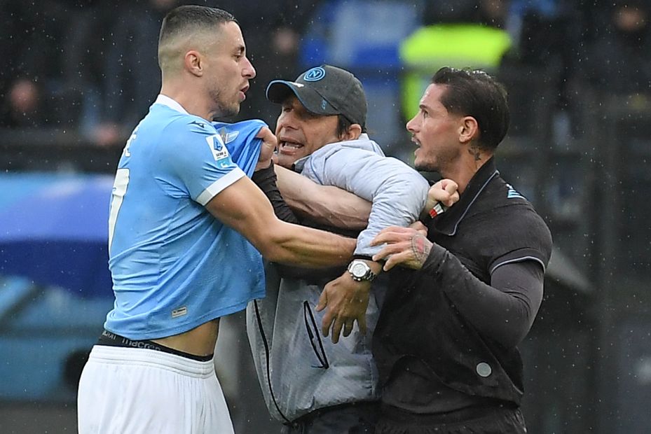 孔蒂主帅上前制止马鲁希奇与马佐基的肢体冲突【照片：Getty】